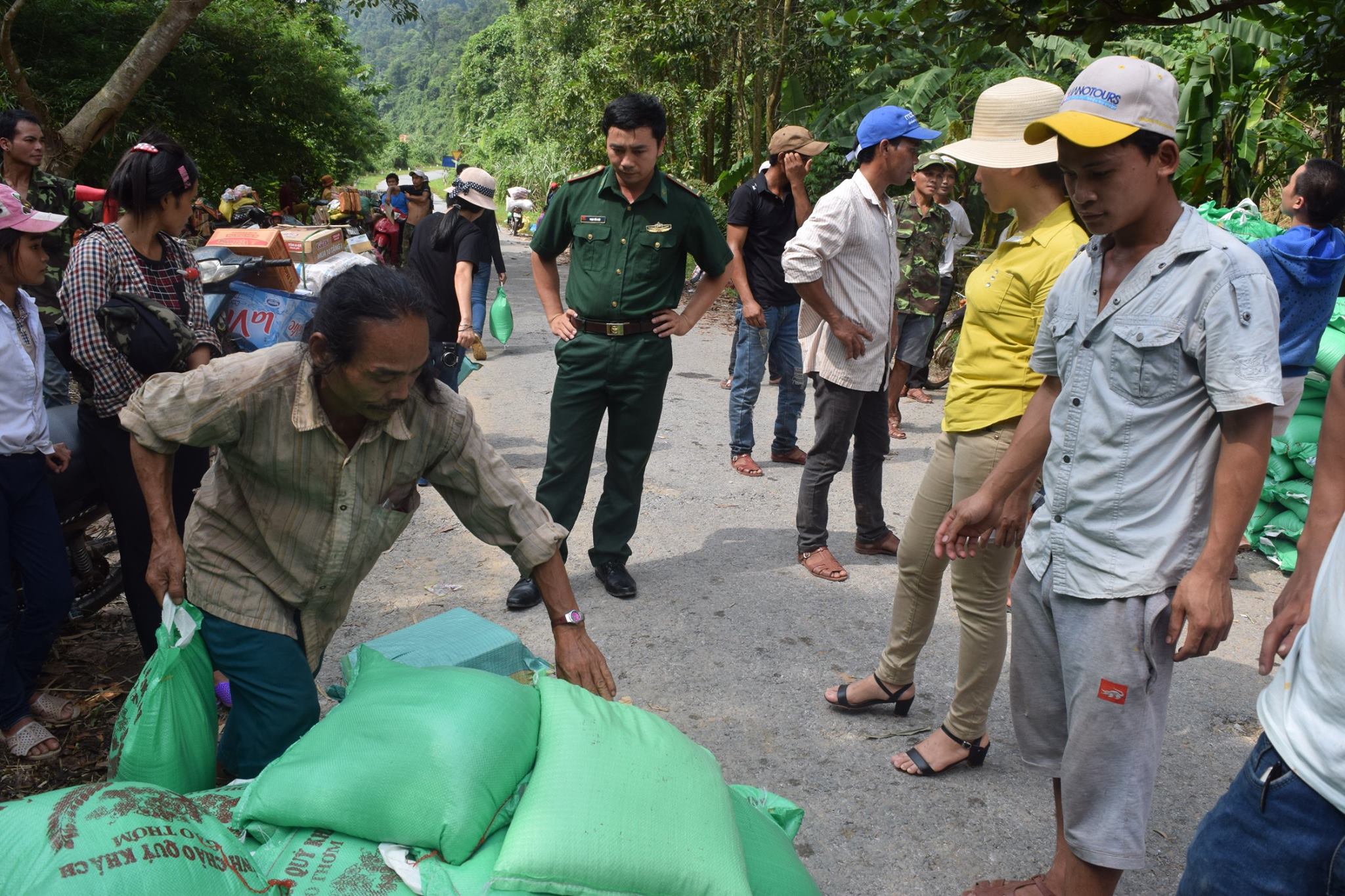 Chuyến đi cứu trợ cho bà con Vân Kiều xã Trường Sơn huyện Quảng Ninh