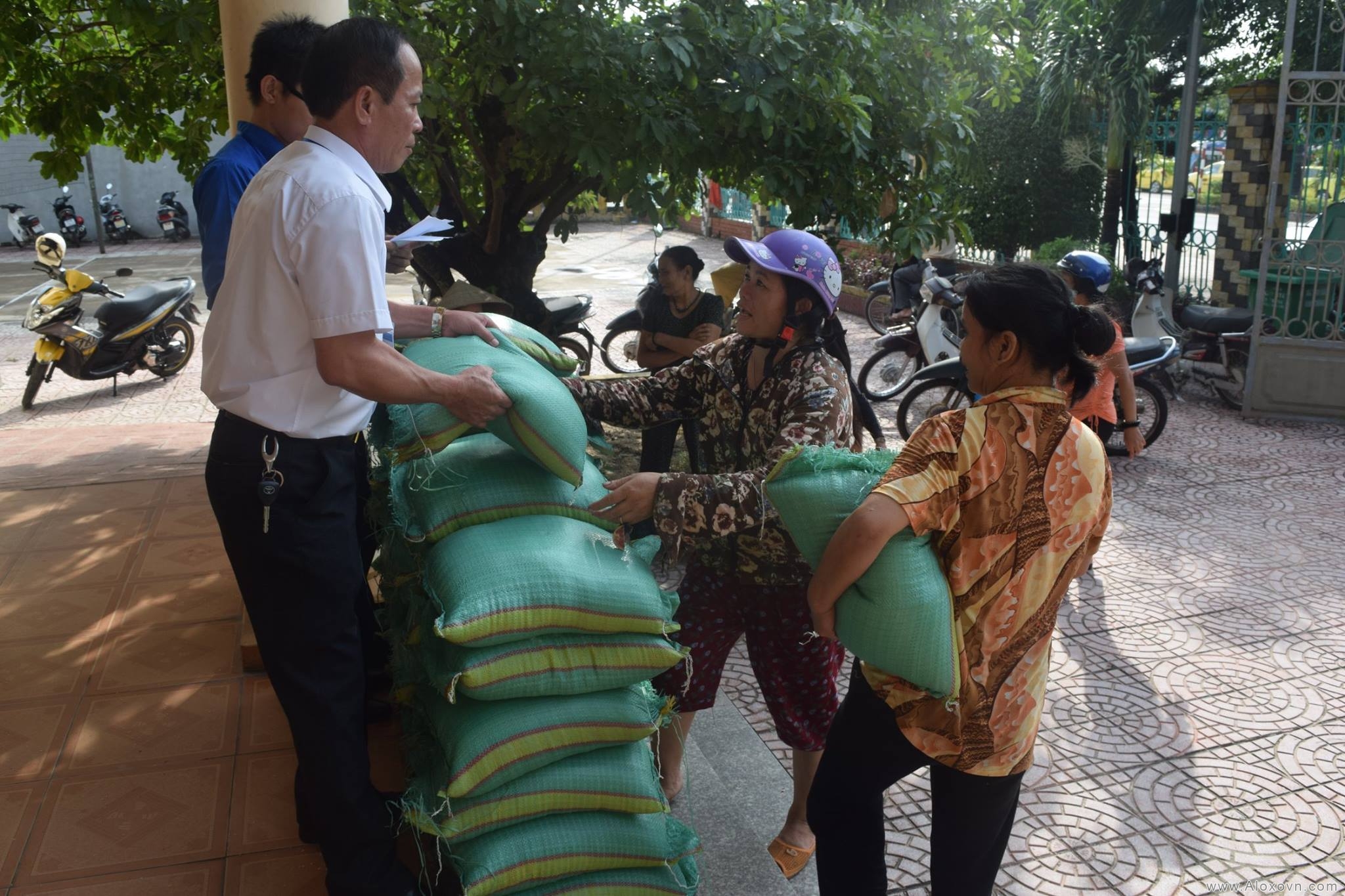 Tôi cứu trợ… anh tôi