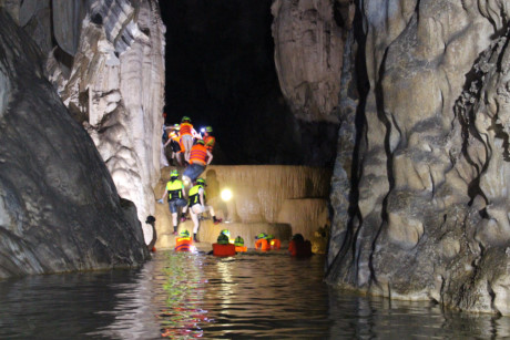 Khám phá hang Rục Mòn, trở về ‘thời đại xa xưa’