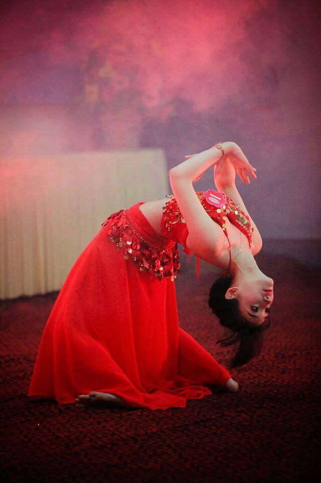 Với phần biểu diễn Belly Dance điêu luyện Hoài Ny đạt giải phụ Miss Tài Năng Hoa Khôi Trí Tuệ Tài Năng Duyên Dáng Đại Học Quảng Bình 2014