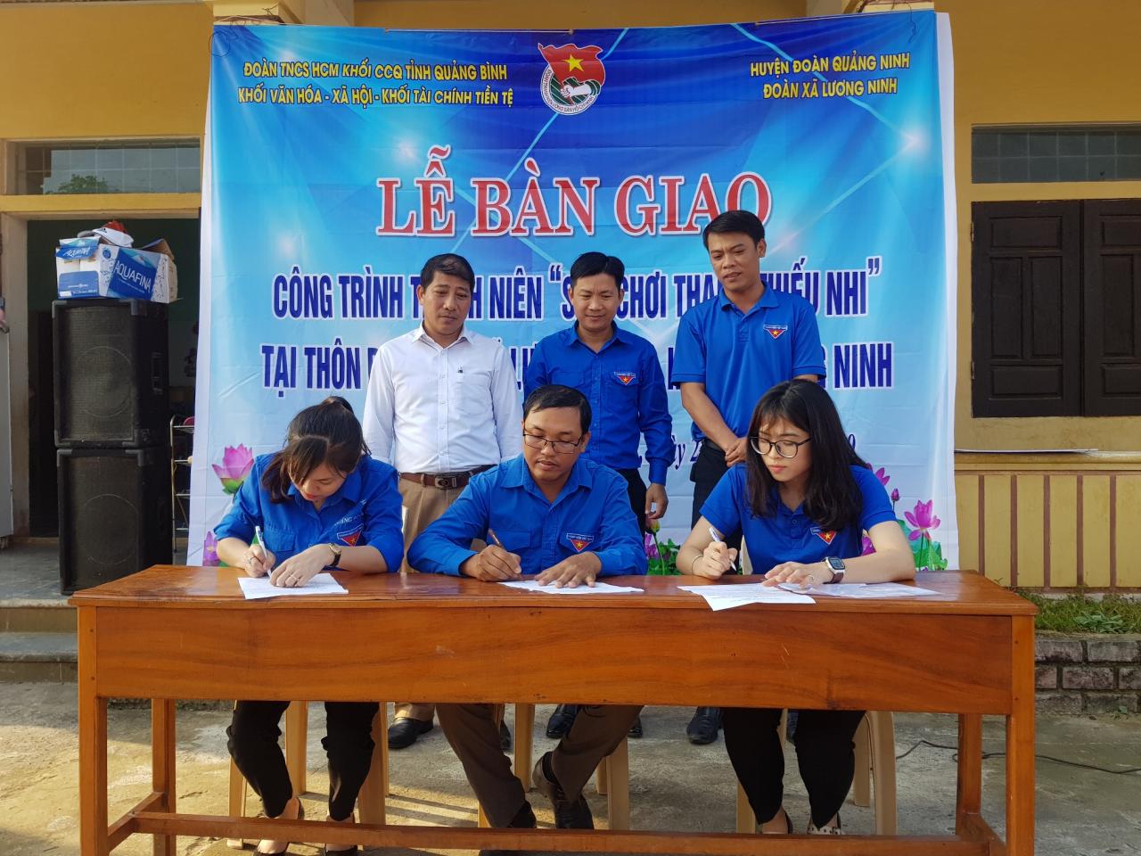 Bàn giao công trình thanh niên