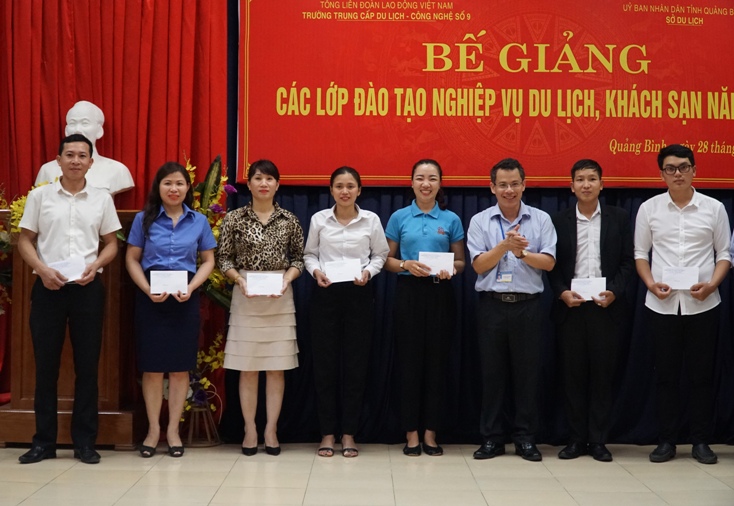 Bế giảng khóa đào tạo nghiệp vụ du lịch và khách sạn