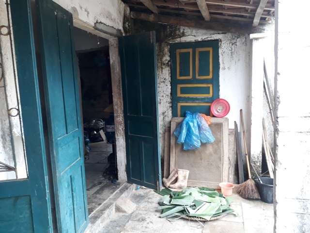 Con bệnh tật, nợ nần chồng chất, gia đình nghèo khốn đốn