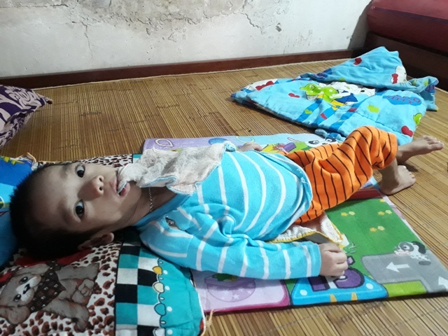 Con bệnh tật, nợ nần chồng chất, gia đình nghèo khốn đốn