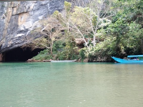 Đá tạc vào lòng Son