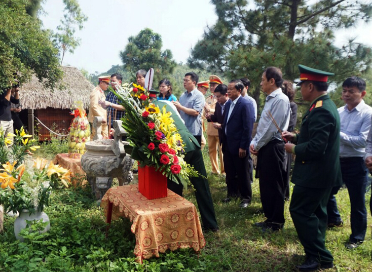 Đoàn công tác của Quốc hội viếng mộ Đại tướng Võ Nguyên Giáp