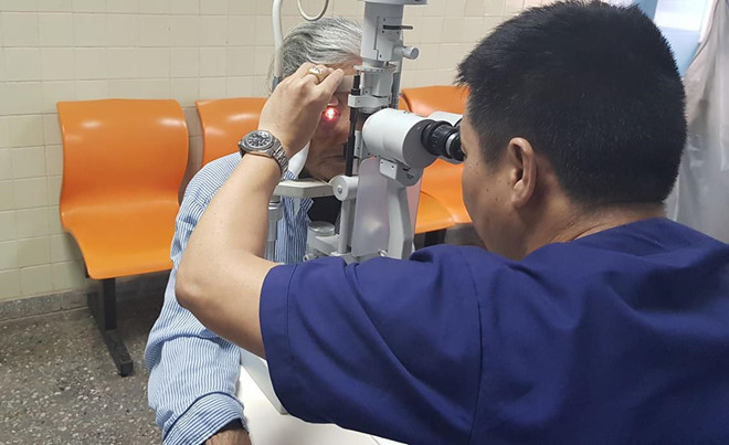 Lệ Thủy: Cụ bà bị gà mổ mù mắt khi cho gà ăn