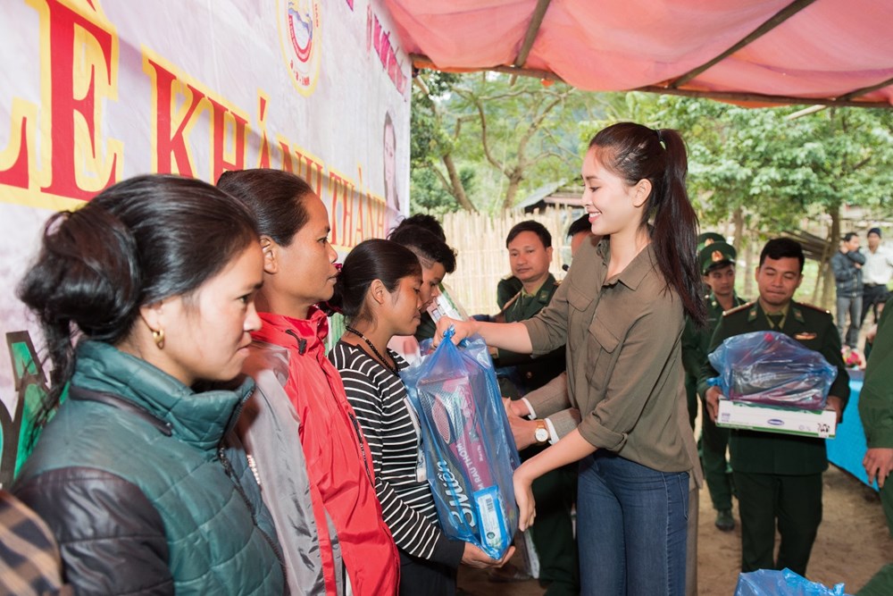 [Photo] Ấm áp ngày trở về bản Nịu trao quà Tết của Hoa hậu Tiểu Vy