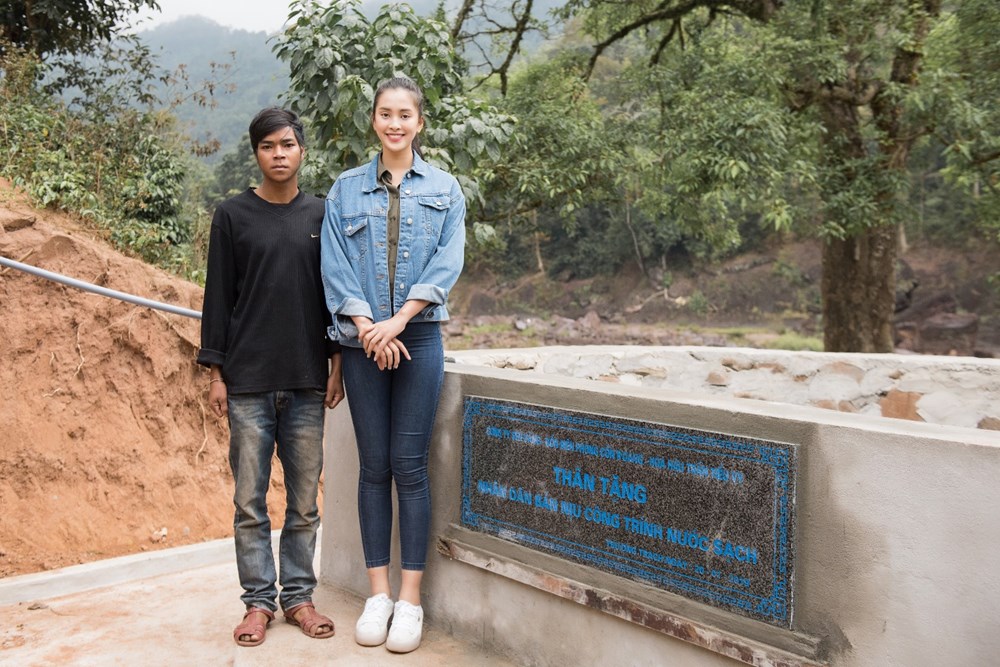 [Photo] Ấm áp ngày trở về bản Nịu trao quà Tết của Hoa hậu Tiểu Vy