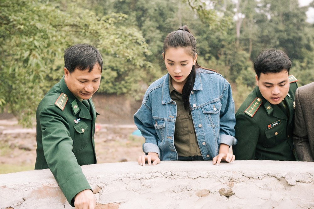 [Photo] Ấm áp ngày trở về bản Nịu trao quà Tết của Hoa hậu Tiểu Vy