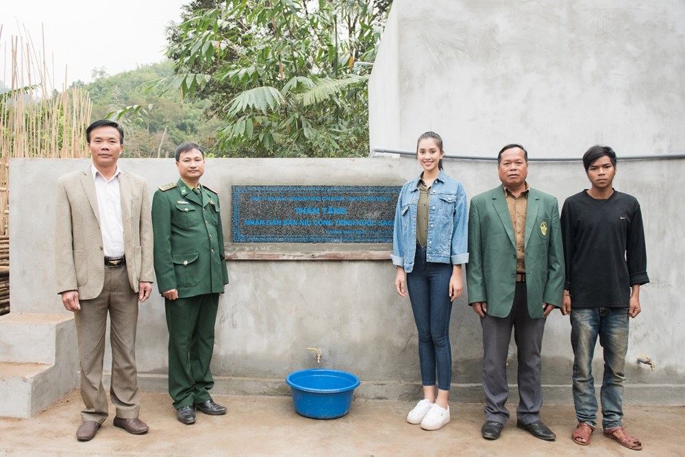 [Photo] Ấm áp ngày trở về bản Nịu trao quà Tết của Hoa hậu Tiểu Vy