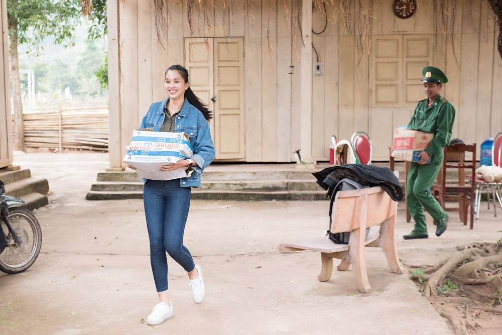 [Photo] Ấm áp ngày trở về bản Nịu trao quà Tết của Hoa hậu Tiểu Vy