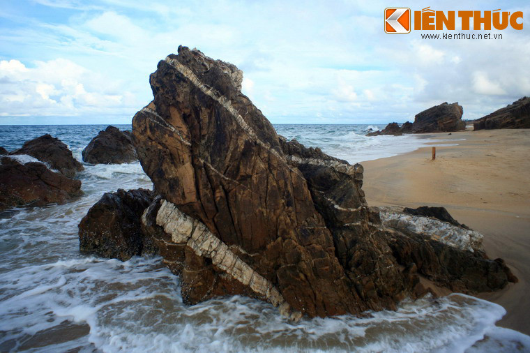 Tận mục những tảng đá “ngựa vằn” cực lạ ở bờ biển Quảng Bình