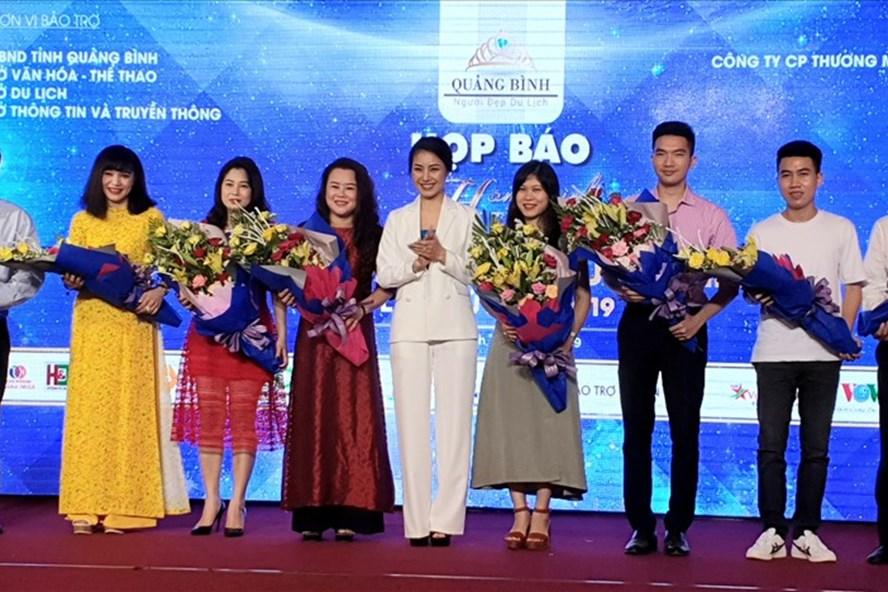 Ban Tổ chức tặng hoa cho các nhà tài trợ. Ảnh: Lê Phi Long