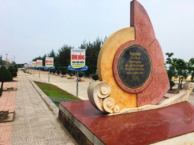 Ảnh: Nhật Lệ khác lạ với gần 50 biển quảng cáo đồng bộ