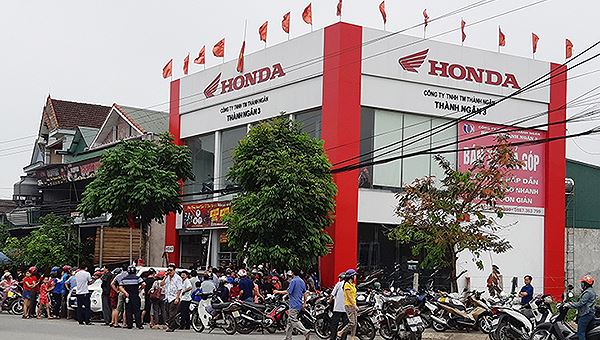 Bất cẩn khi chỉnh lại lá cờ đổ, 3 nhân viên cửa hàng xe máy Thành Ngân 3 bị điện giật nguy kịch Bất cẩn khi chỉnh lại lá cờ đổ, 3 nhân viên cửa hàng xe máy Thành Ngân 3 bị điện giật nguy kịch