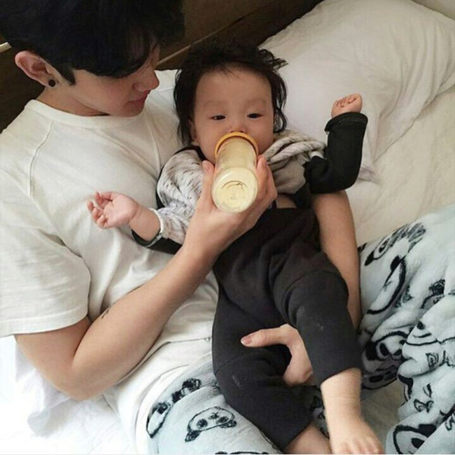Bắt tại trận chồng và bồ nhí trong phòng ngủ, vợ giấu nước mắt đưa ra 1 yêu cầu khiến cả 2 sững sờ Bắt tại trận chồng và bồ nhí trong phòng ngủ, vợ giấu nước mắt đưa ra 1 yêu cầu khiến cả 2 sững sờ