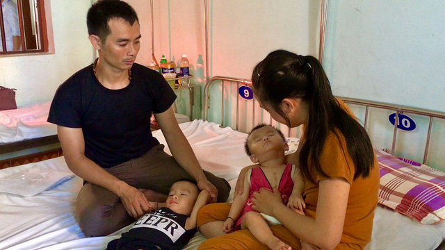 Cuộc sống cùng cực của vợ chồng nghèo có hai con bị bại não, tim bẩm sinh