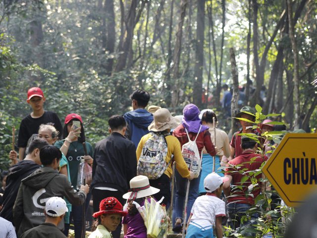 Điều lạ khiến già, trẻ vượt 1.260 bậc đá lên núi Thần Đinh