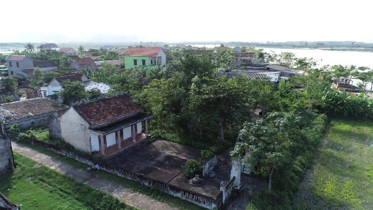 Đình làng bên sông