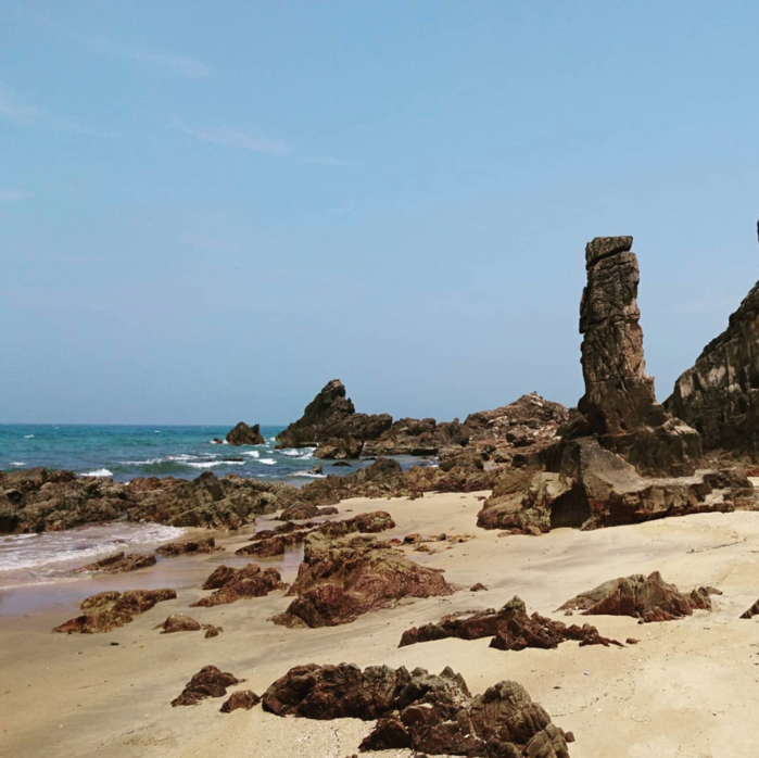 Dừng chân ở Bãi Đá Nhảy, khám phá một bãi biển kỳ lạ nhất Việt Nam Dừng chân ở Bãi Đá Nhảy, khám phá một bãi biển kỳ lạ nhất Việt Nam