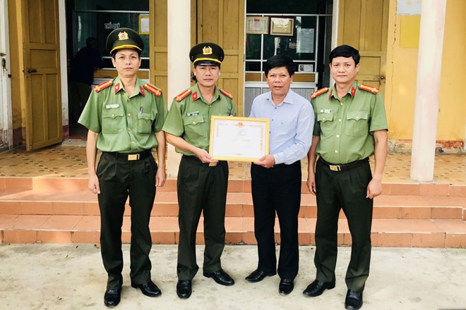Được Bộ Công an khen thưởng vì dũng cảm quật ngã tên cướp có súng