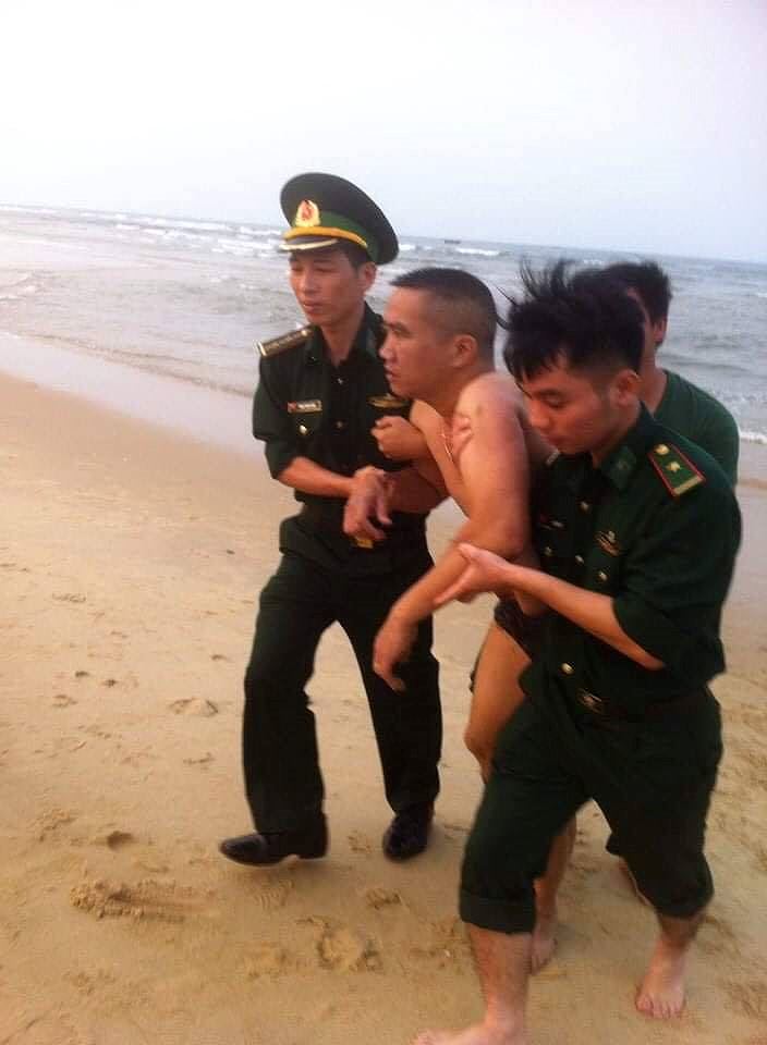 Kịp thời cứu sống hai du khách bị đuối nước trên biển Nhật Lệ