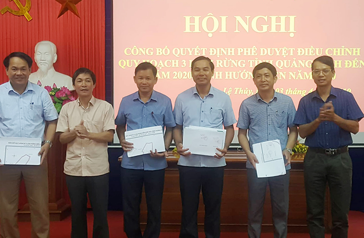 Lệ Thủy: Công bố quyết định và bàn giao hồ sơ quy hoạch 3 loại rừng
