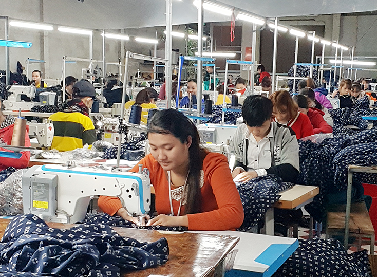 Lệ Thủy: Nghề may gia công tạo việc làm cho phụ nữ nông thôn