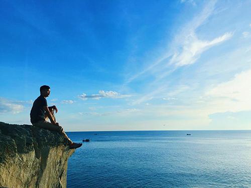 Chàng trai Nguyễn Xuân Hùng (Quảng Bình) đã thực hiện một chuyến du lịch bụi khám phá địa điểm có tên Mũi Độc (xã Quảng Đông, huyện Quảng Trạch, tỉnh Quảng Bình).