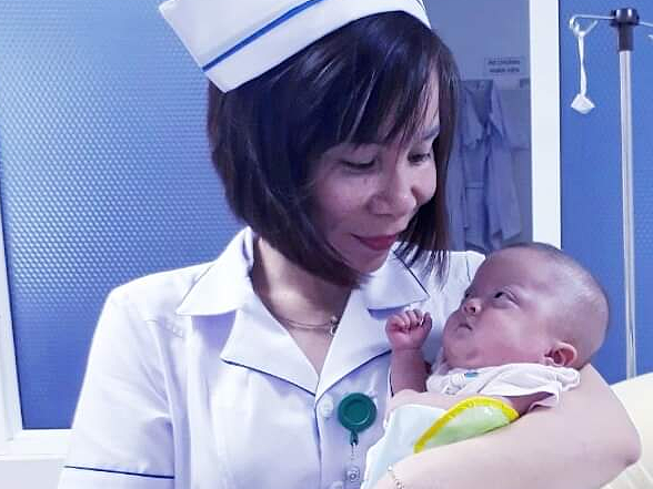 Quảng Bình: Bé gái sinh non chân nhỏ như ngón tay út người lớn