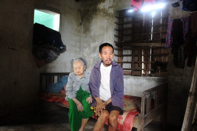 Quảng Bình: Mẹ già 95 tuổi vẫn đau đáu chăm lo con trai mắc bệnh tâm thần