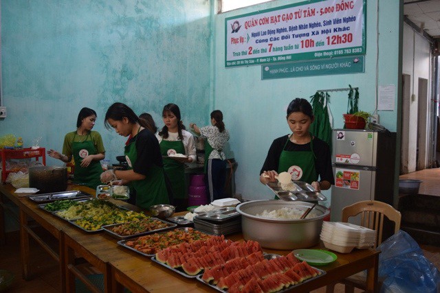 Quảng Bình: Quán cơm 5 ngàn đồng của người lao động, bệnh nhân nghèo