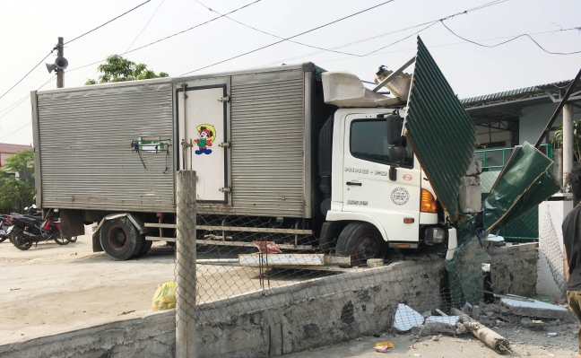 Quảng Bình: Tông sập tiệm cắt tóc, tài xế xe tải bị bắt đền 250 triệu