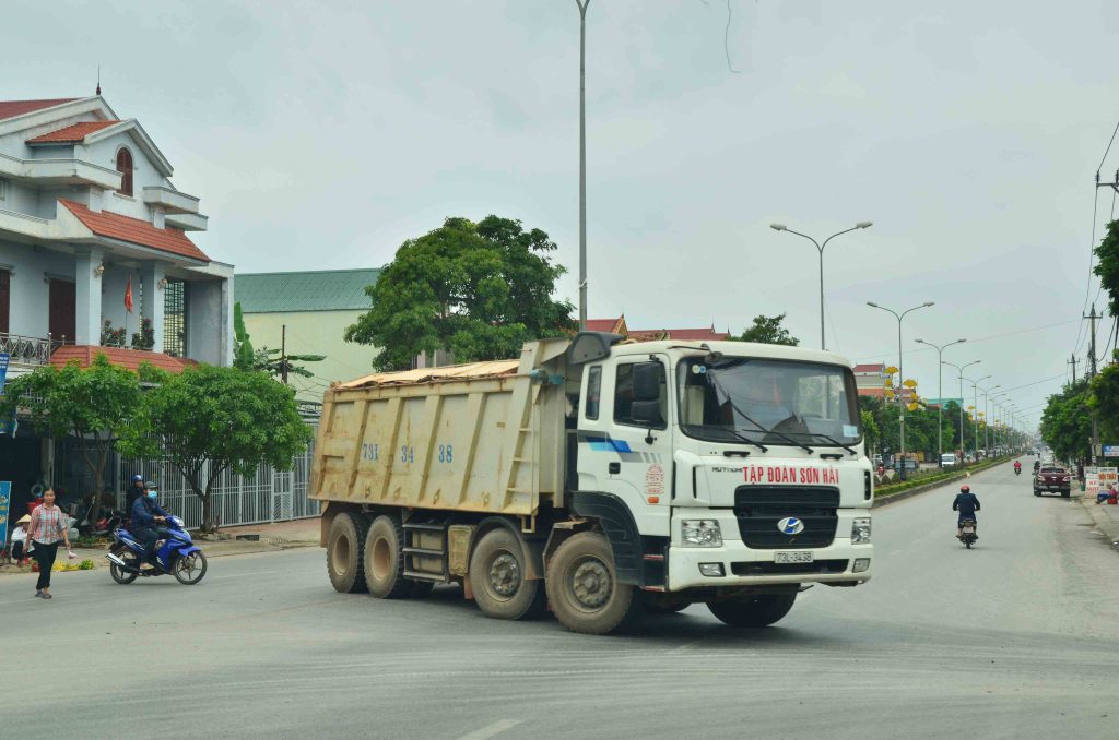 Quảng Bình: Xe trọng tải lớn “cày xới” con đường liên thôn, dân bức xúc