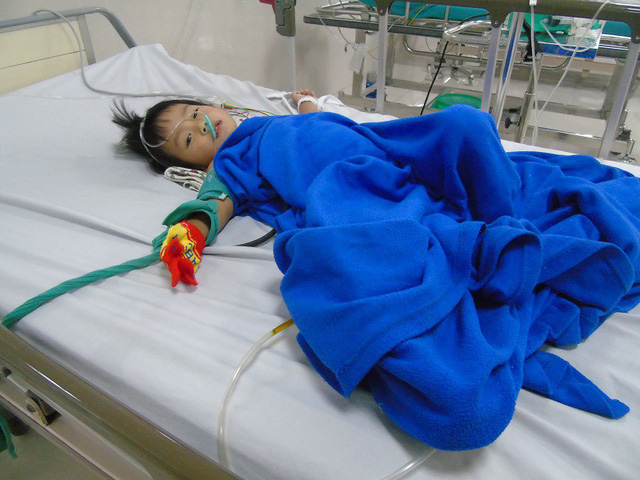 Thương bé 2 tuổi đang nguy kịch khi sớm mất mẹ, cha lại bỏ rơi