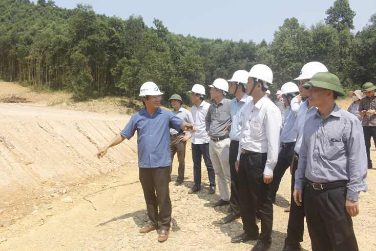 Đồng chí Trần Công Thuật, Phó Bí thư Thường trực Tỉnh ủy, Chủ tịch UBND tỉnh kiểm tra tiến độ thực hiện dự án Khu du lịch nghỉ dưỡng và phục hồi chức năng suối nước nóng Bang. (Ảnh: Nguồn baoquangbinh.vn)