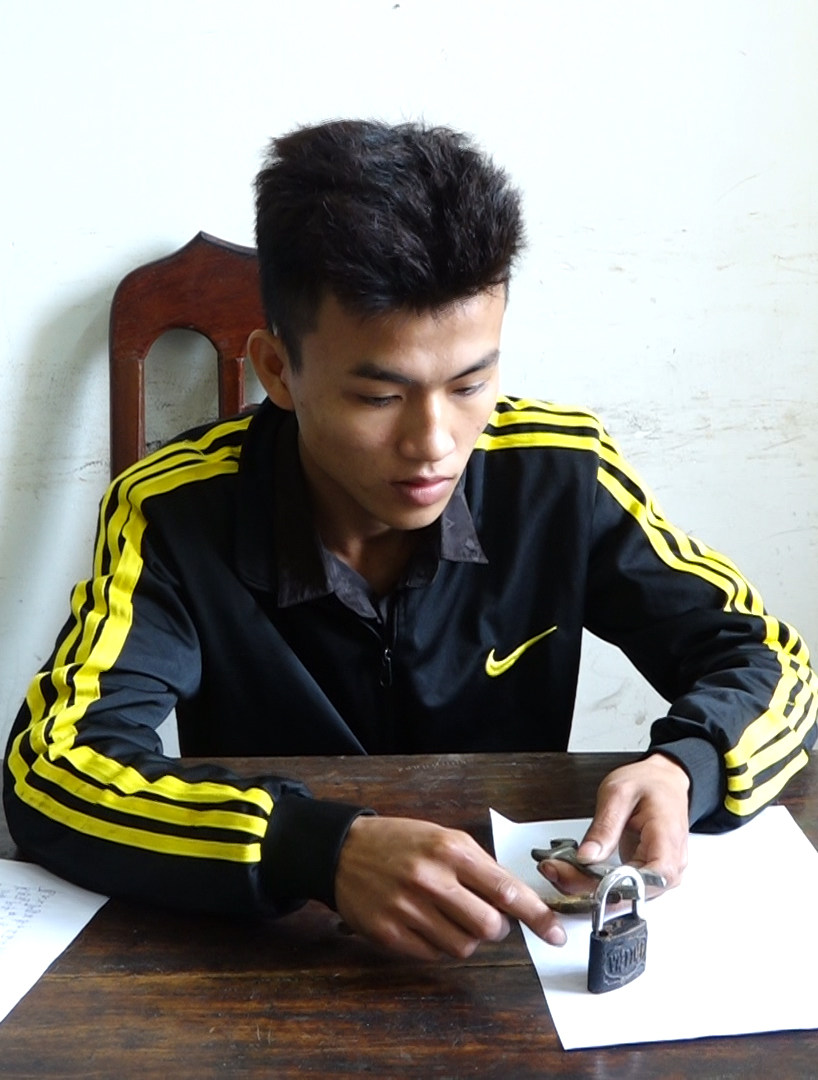 th2 Đối tượng Lê Văn Hải đang thao tác lại hành vi phá khóa tại cơ quan công an