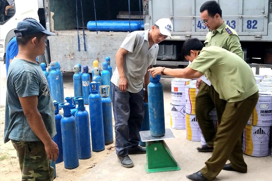 Bắt giữ vụ vận chuyển bình khí nghi là