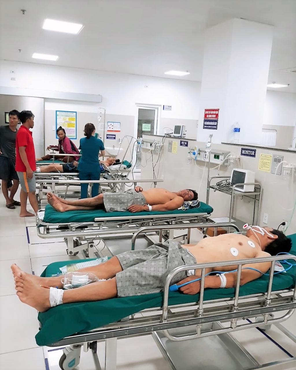 Bố Trạch: 6 người nghi bị ngộ độc khí trong hầm tàu cá, 1 người tử vong