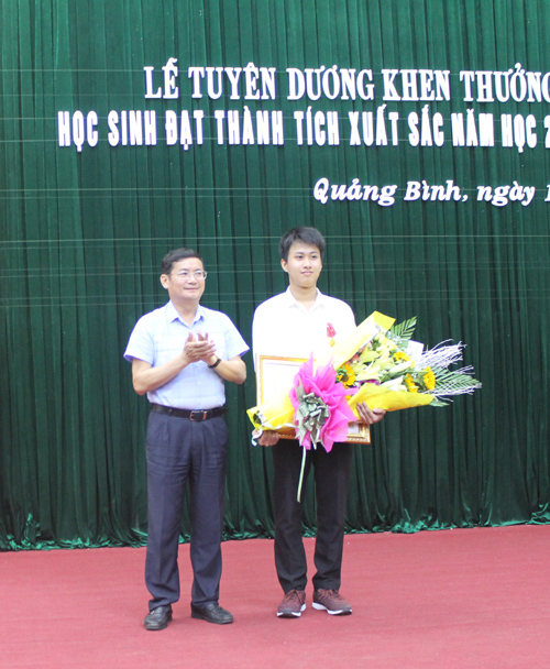 Chủ tịch UBND tỉnh tặng Bằng khen cho 82 học sinh có thành tích xuất sắc Chủ tịch UBND tỉnh tặng Bằng khen cho 82 học sinh có thành tích xuất sắc