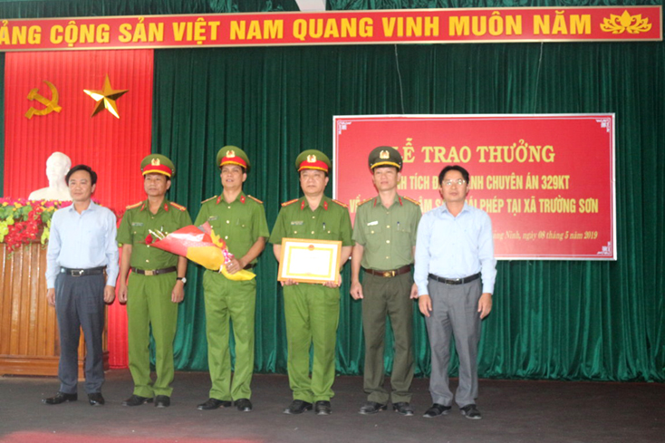Khen thưởng thành tích đấu tranh chuyên án 329KT về khai thác lâm sản trái phép tại Trường Sơn