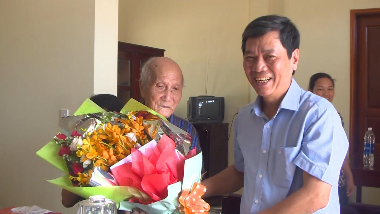 Lãnh đạo TP Đồng Hới thăm, tặng quà cựu chiến sĩ Điện Biên Lãnh đạo TP Đồng Hới thăm, tặng quà cựu chiến sĩ Điện Biên