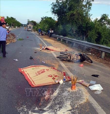 Lệ Thủy: Xe tải tông xe máy chạy cùng chiều, 2 người tử vong tại chỗ