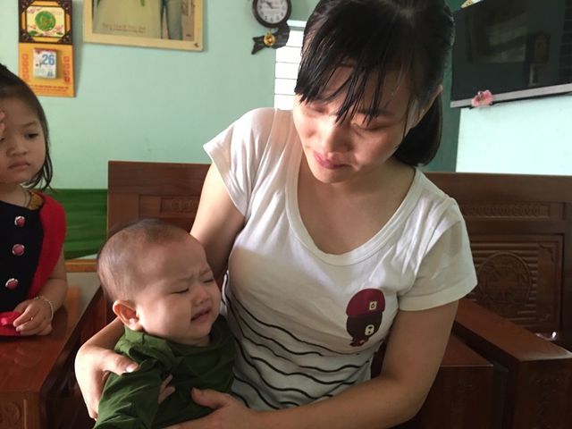 Mắc bệnh hiếm gặp, bé 1 tuổi nguy cơ mù vĩnh viễn vì... không đủ tiền phẫu thuật Mắc bệnh hiếm gặp, bé 1 tuổi nguy cơ mù vĩnh viễn vì... không đủ tiền phẫu thuật