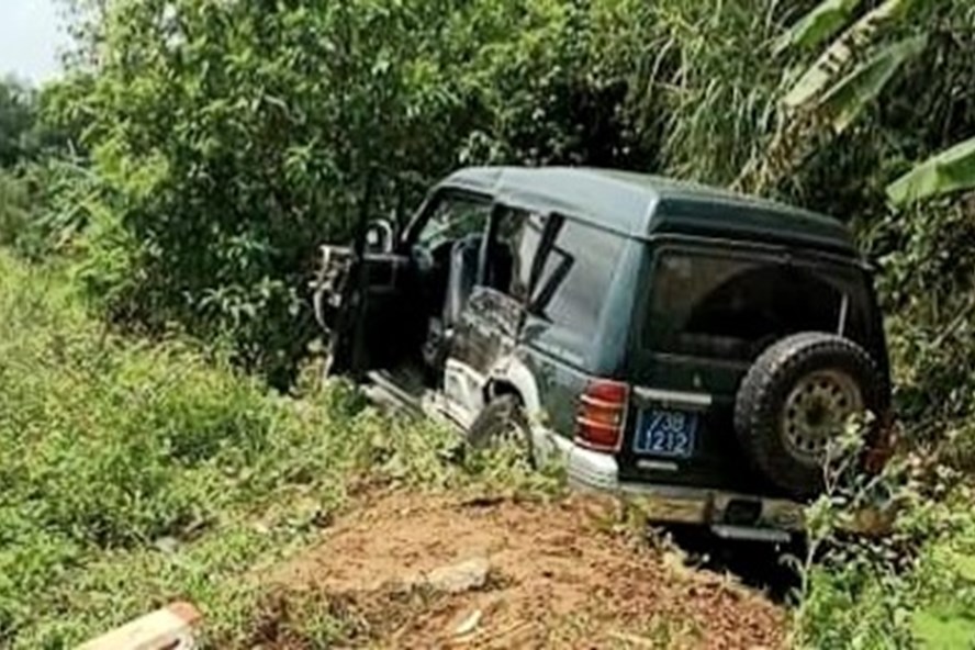 Tai nạn nghiêm trọng giữa xe khách và xe ôtô biển xanh trên Quốc lộ 12A Tai nạn nghiêm trọng giữa xe khách và xe ôtô biển xanh trên Quốc lộ 12A