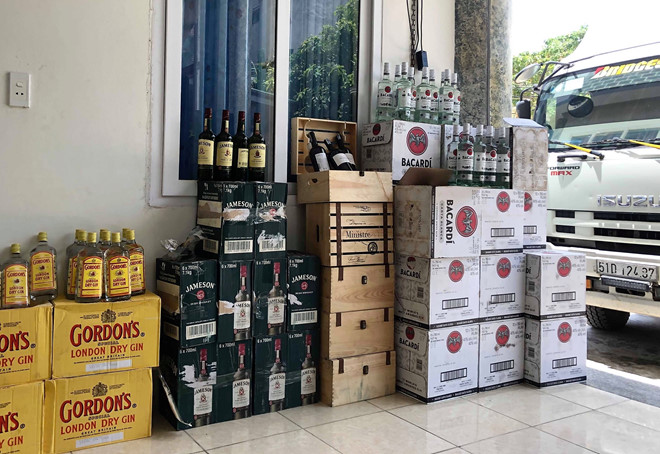 Tạm giữ hàng trăm chai rượu ngoại không rõ nguồn gốc Tạm giữ hàng trăm chai rượu ngoại không rõ nguồn gốc