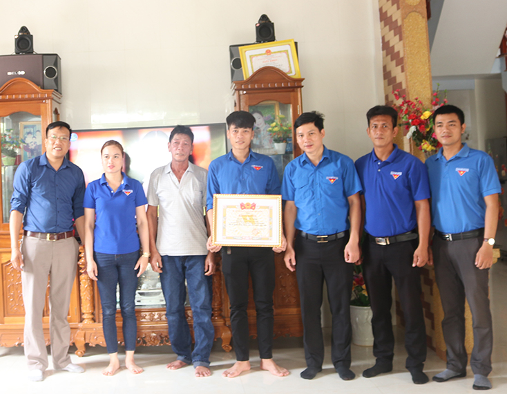 Tỉnh đoàn: Khen thưởng hai thanh niên kịp thời cứu người bị đuối nước