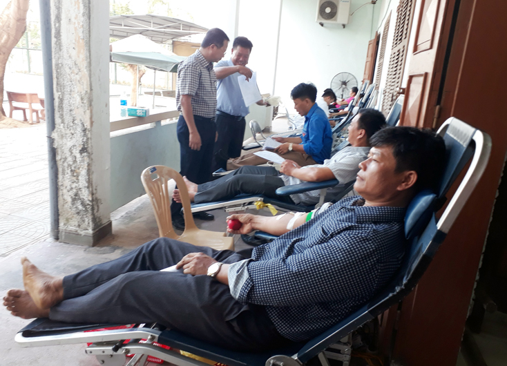 Bố Trạch: 400 tình nguyện viên tham gia hiến máu