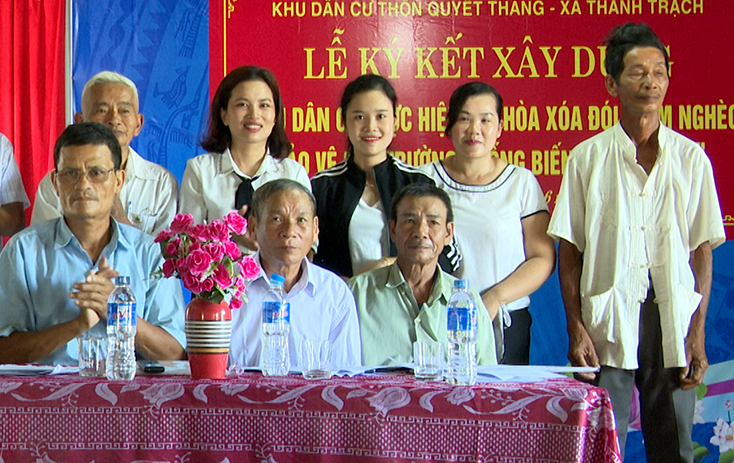 Bố Trạch: Ký kết xây dựng mô hình khu dân cư chống biến đổi khí hậu